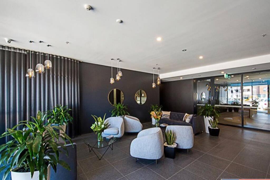 Luxe 2Br Executive Apartment Kingston Pool Parking Wifi Bbq Wine Exteriör bild