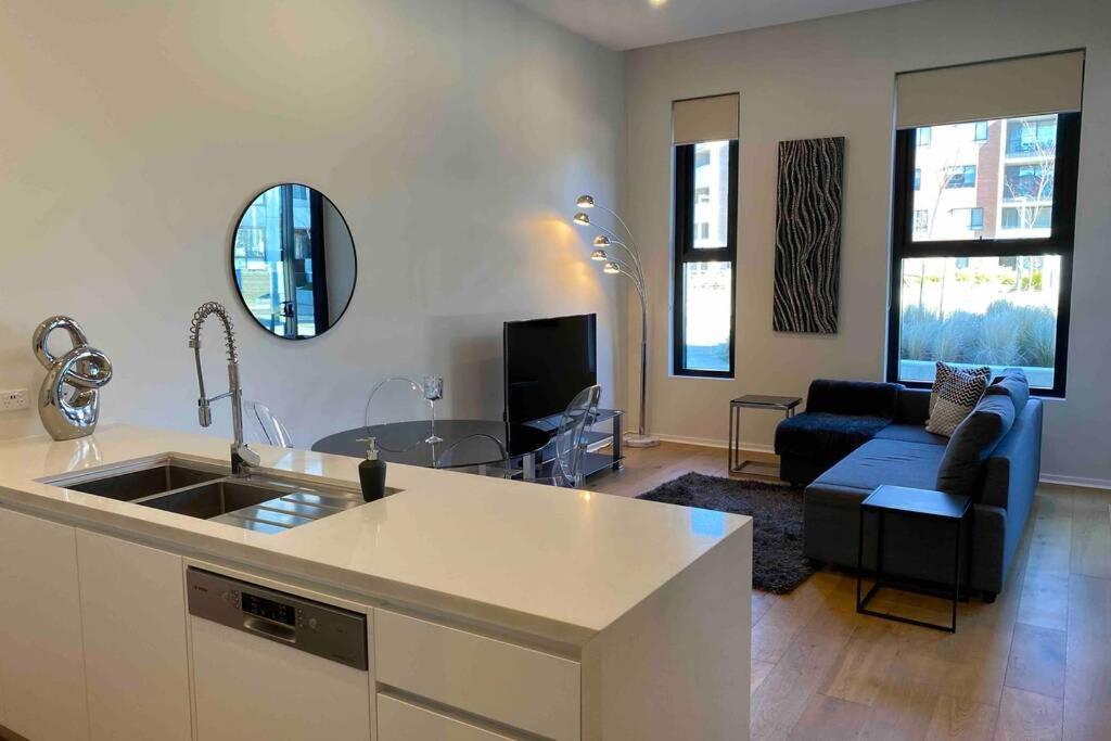 Luxe 2Br Executive Apartment Kingston Pool Parking Wifi Bbq Wine Exteriör bild