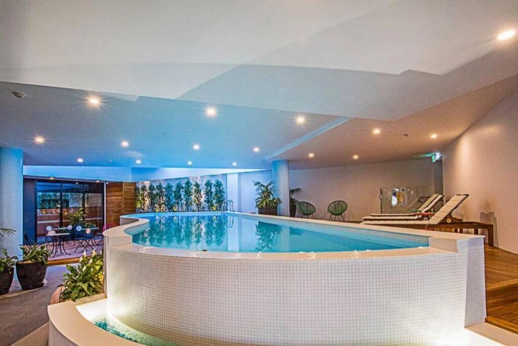 Luxe 2Br Executive Apartment Kingston Pool Parking Wifi Bbq Wine Exteriör bild