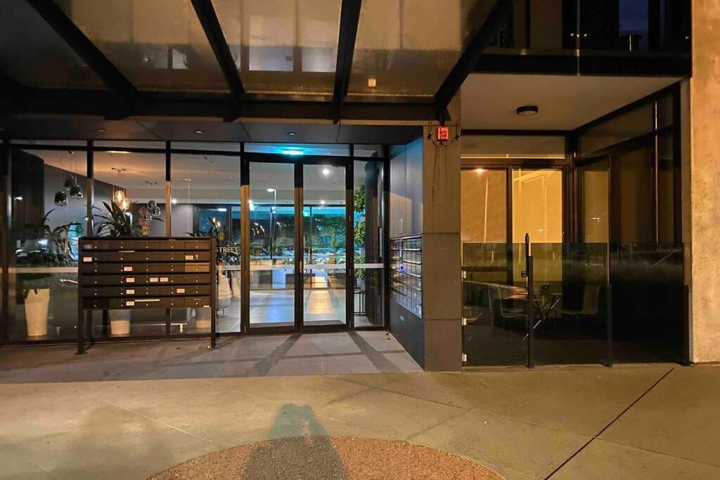 Luxe 2Br Executive Apartment Kingston Pool Parking Wifi Bbq Wine Exteriör bild
