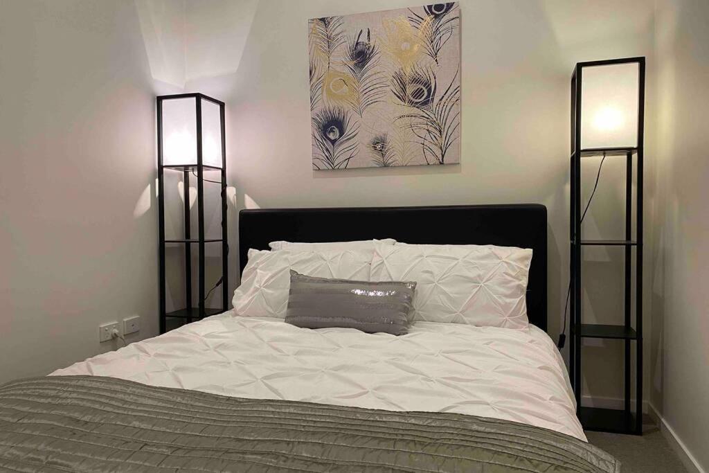 Luxe 2Br Executive Apartment Kingston Pool Parking Wifi Bbq Wine Exteriör bild